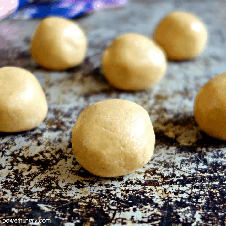 3-ingredient keto protein bars made into balls
