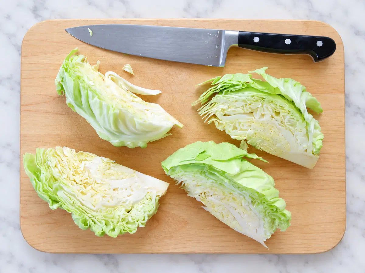 quarter and coring for cabbage noodles
