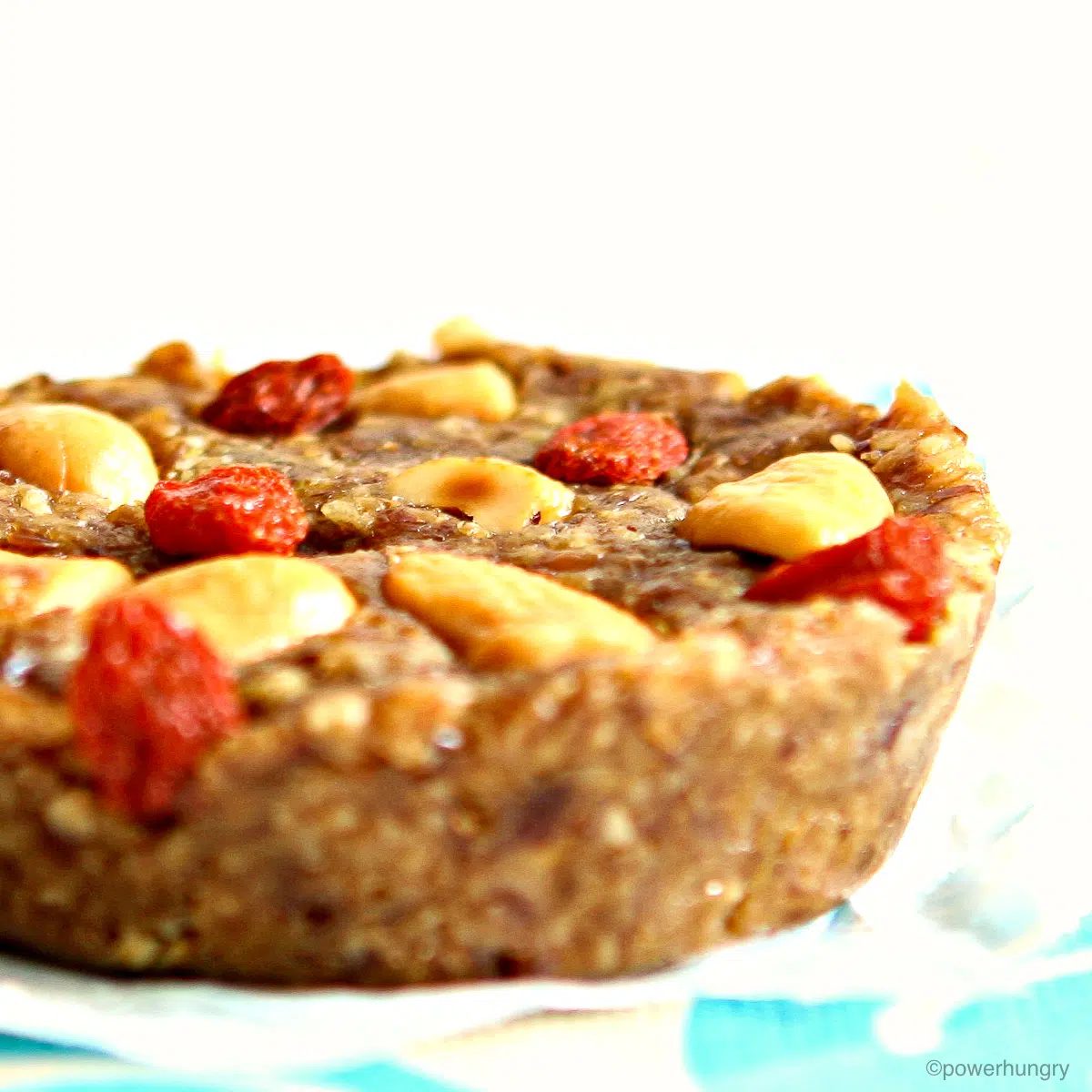 a single no bake cashew energy bar