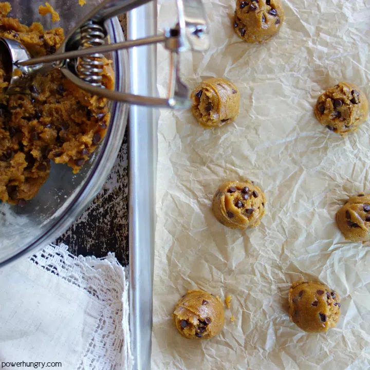 baking sheet and bowl with ubaked cookie dough