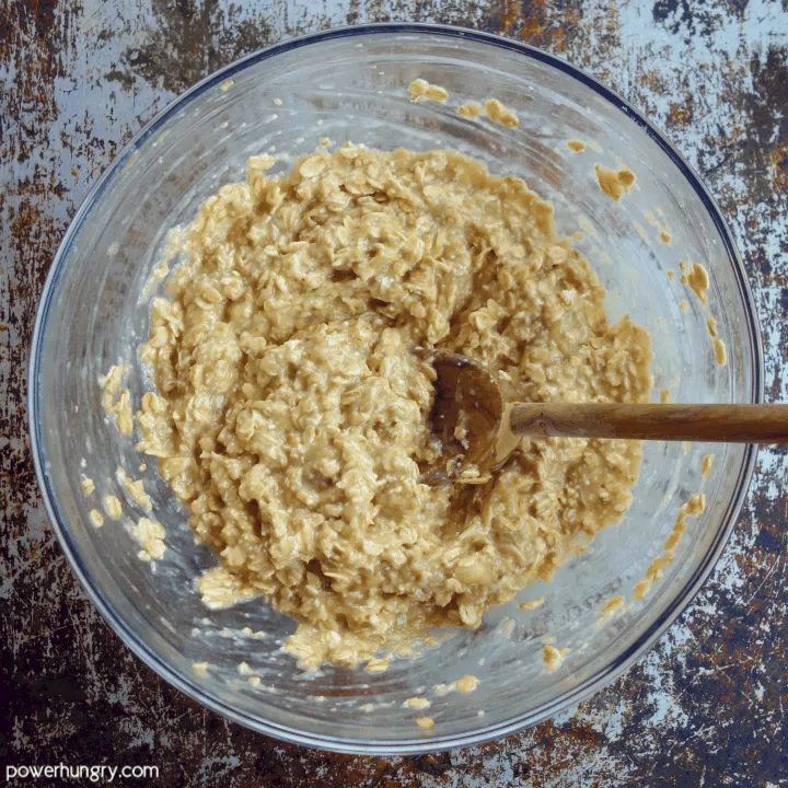 bowl of bananas and oats